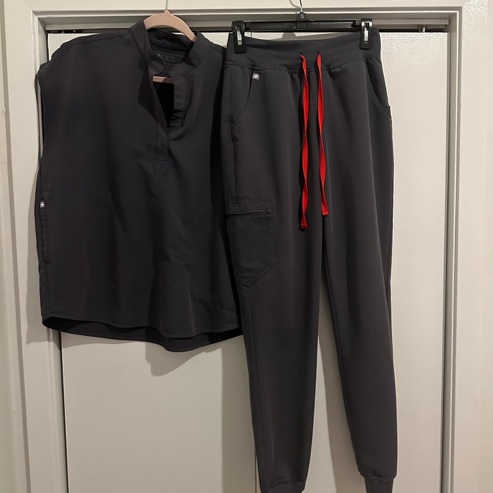 Fig’s Limitied Edition Charcoal Grey Scrub Set